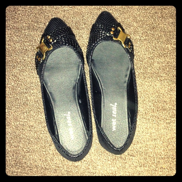🚫Sold🚫7.5 black wet seal flats with gold buckle - Picture 1 of 3