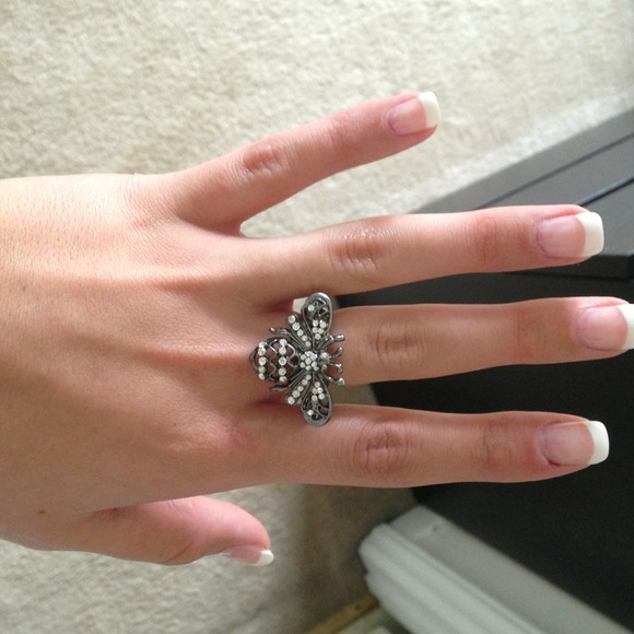 Bumble bee stretchy ring