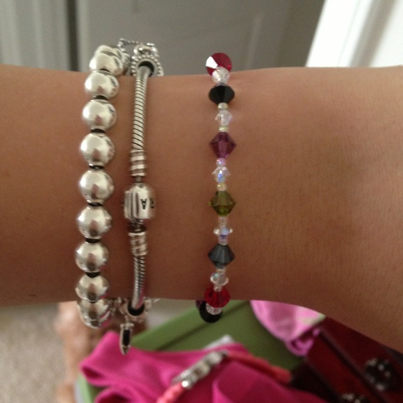 Genuine Swarovski stretchy bracelet w/heart dangle