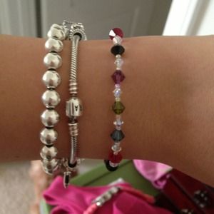 Genuine Swarovski stretchy bracelet w/heart dangle