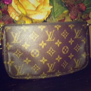 *SOLD*💯Authentic LOUIS VUITTON Pouchette