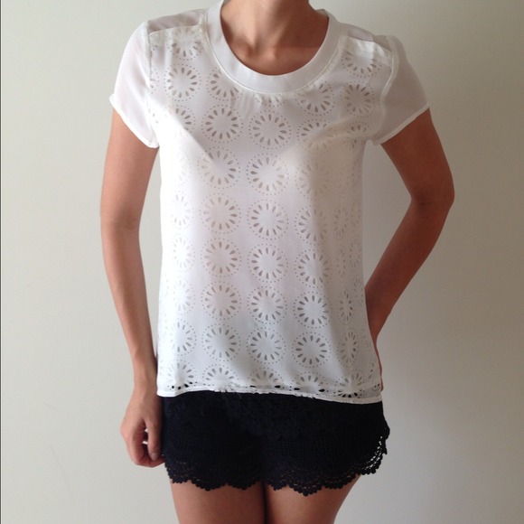 Lovely White Top with Delicate Flowers High Low S - Picture 2 of 4