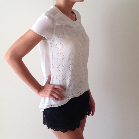 Lovely White Top with Delicate Flowers High Low S - Picture 3 of 4