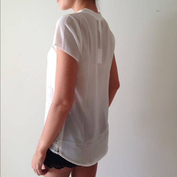 Lovely White Top with Delicate Flowers High Low S - Picture 4 of 4