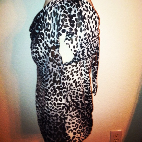 Sz S *Express* Animal print Top with tie back - Picture 2 of 4