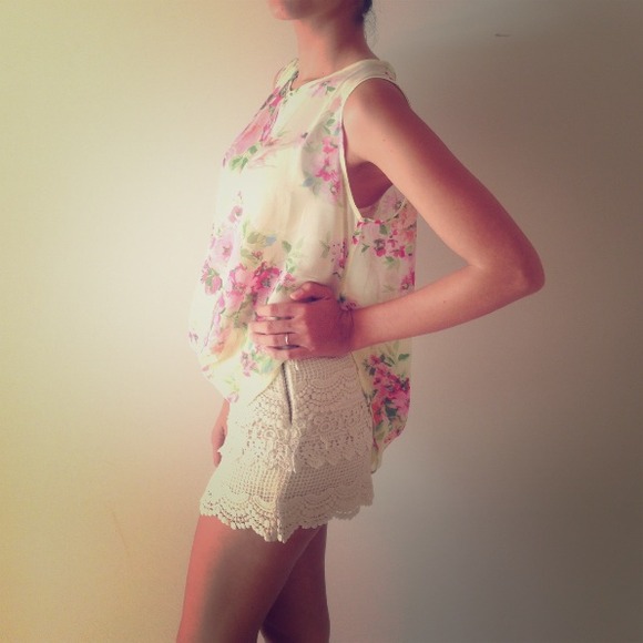 SOLDinBUNDLE Beautiful Flowy Floral Blouse Small