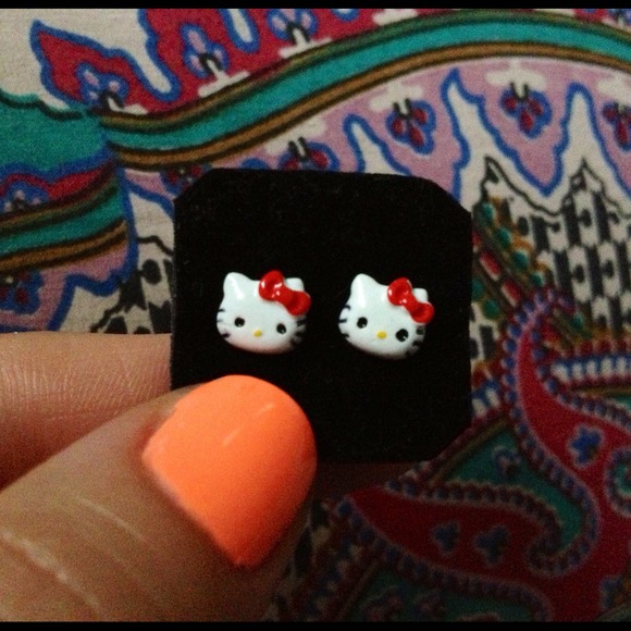 Cutest Little -Brand New- Hello Kitty Earrings - Picture 1 of 3