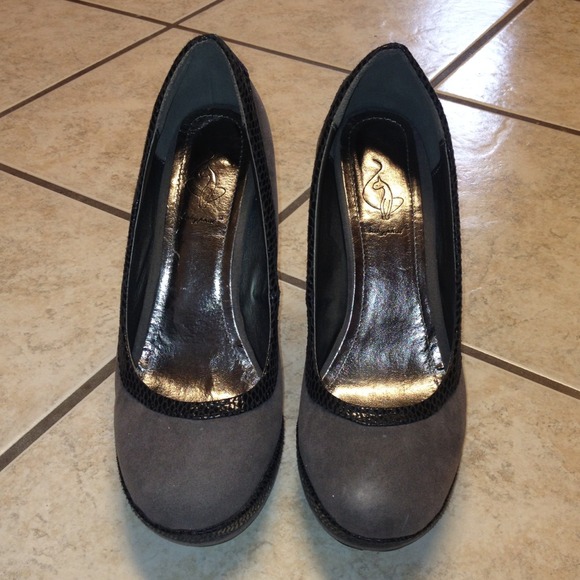 Grey suede and snake print heel - Picture 2 of 4