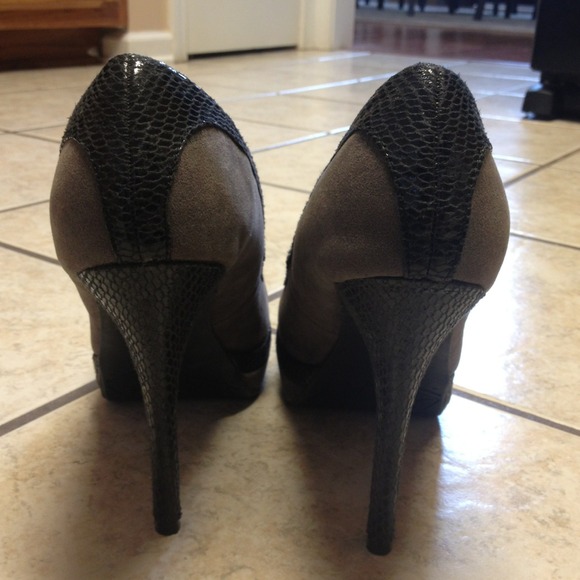 Grey suede and snake print heel - Picture 3 of 4