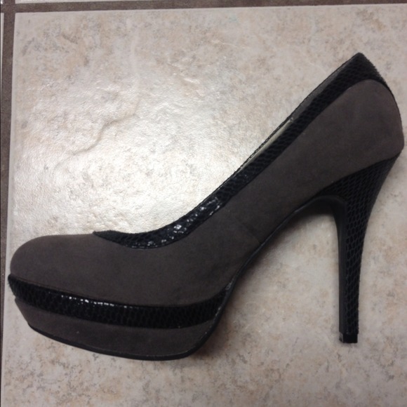 Grey suede and snake print heel - Picture 4 of 4