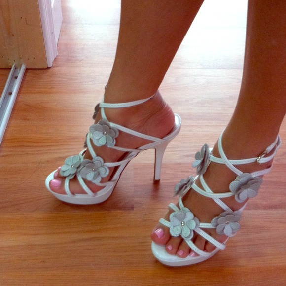 ✨Reduced from $60✨white heels with gray flowers. - Picture 1 of 4