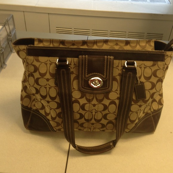 Coach medium sized bag, little wear and tear.