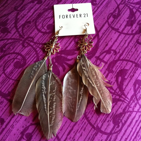 🚫SOLD🚫F21 Feather earrings - Picture 2 of 2