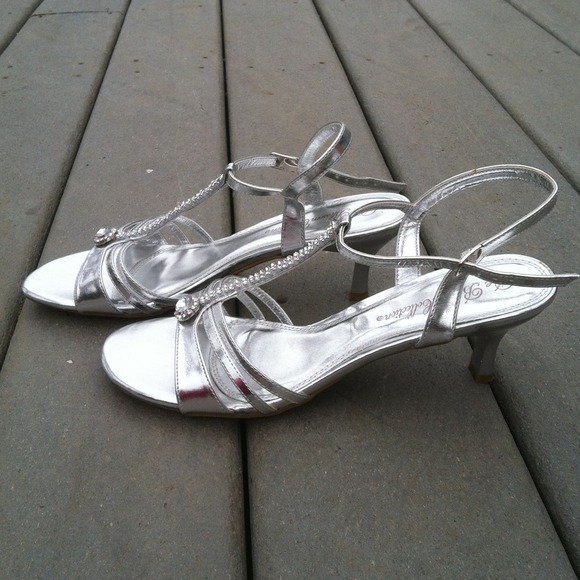 🎀SOLD in bundle🎀 silver kitten heels NWOT