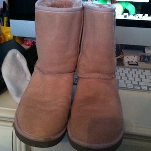 Light pink classic short uggs