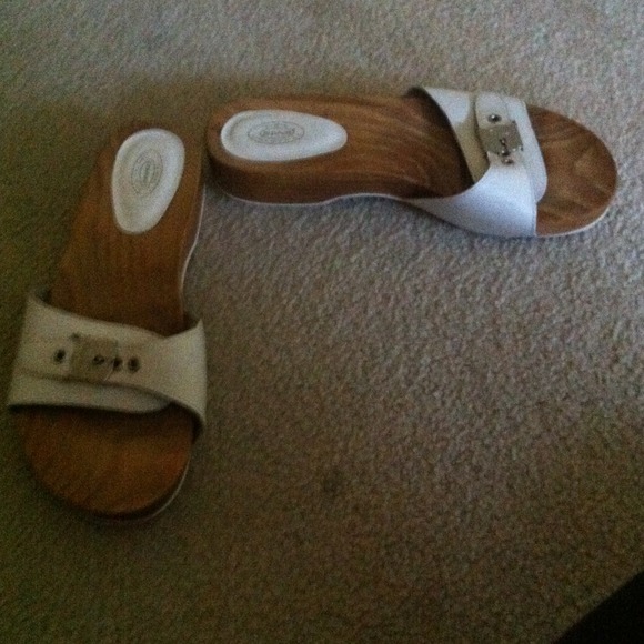 Classic Dr Scholls in white. Size 7. Good cond!