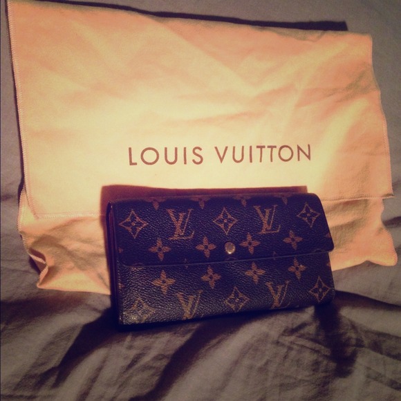 ****SOLD!!!!Authentic Louis Vuitton Sarah wallet