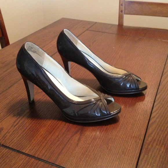 Brown leather 6" pumps