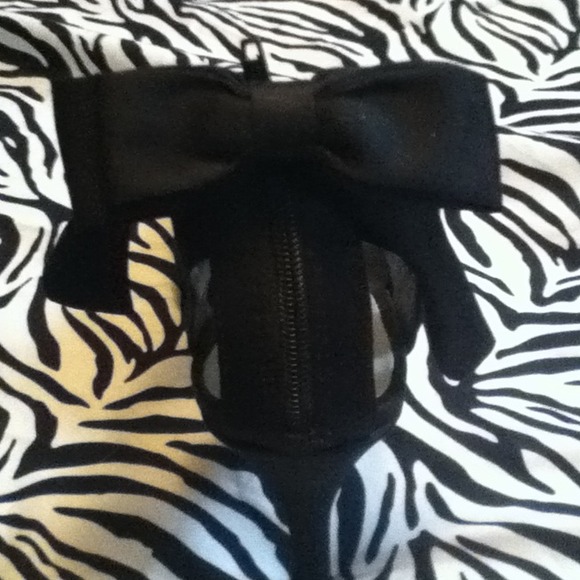 Black heels with bow - Picture 2 of 3