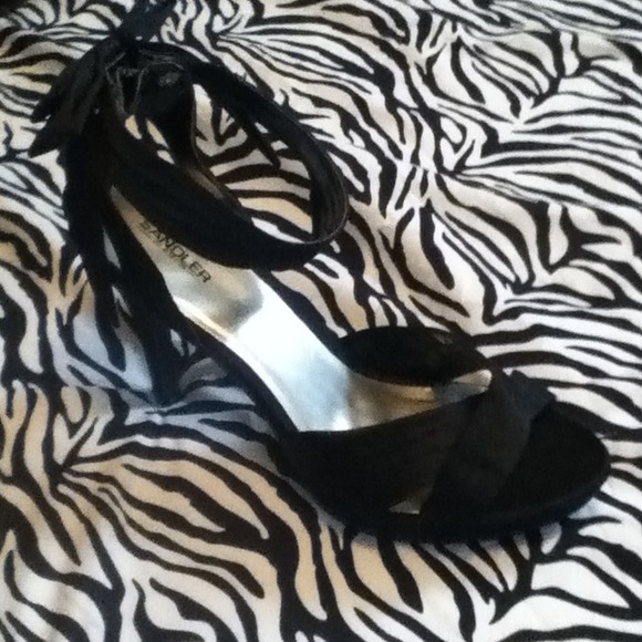 Black heels with bow - Picture 3 of 3