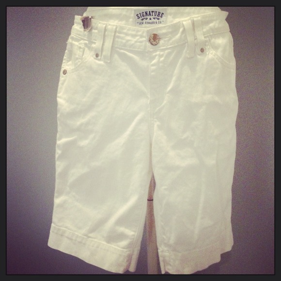 NWT Signature by Levi White Denim Shorts SZ 12