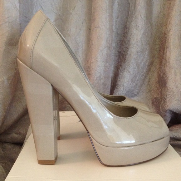Brand NEW Aldo nude pep toe high heels