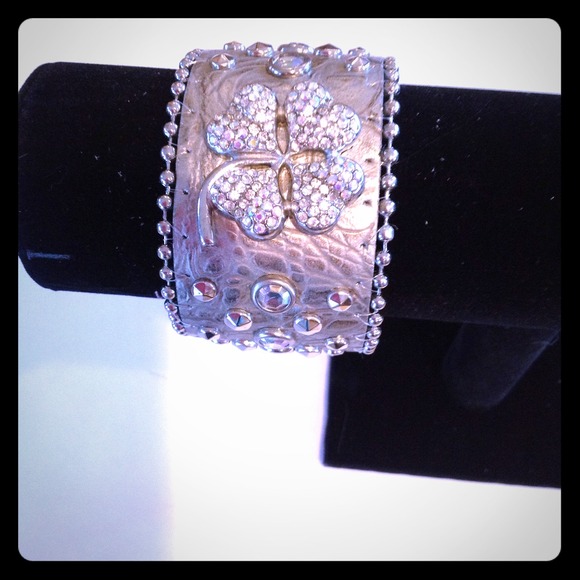 🚫SOLD IN BUNDLE🚫Leather shamrock cuff
