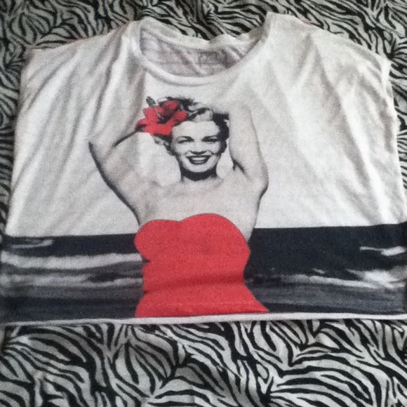 Marilyn Monroe crop top, large. - Picture 2 of 3