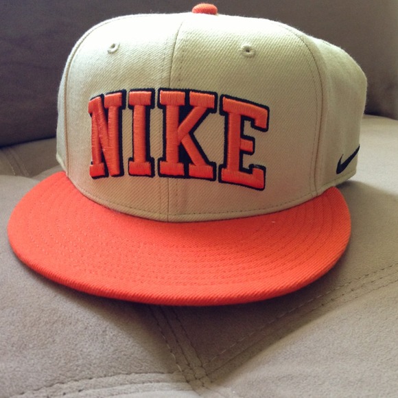 Mens Nike True Snap Back hat.