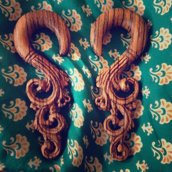 BEAUTIFUL  hand carved 1/2 inch plugs!