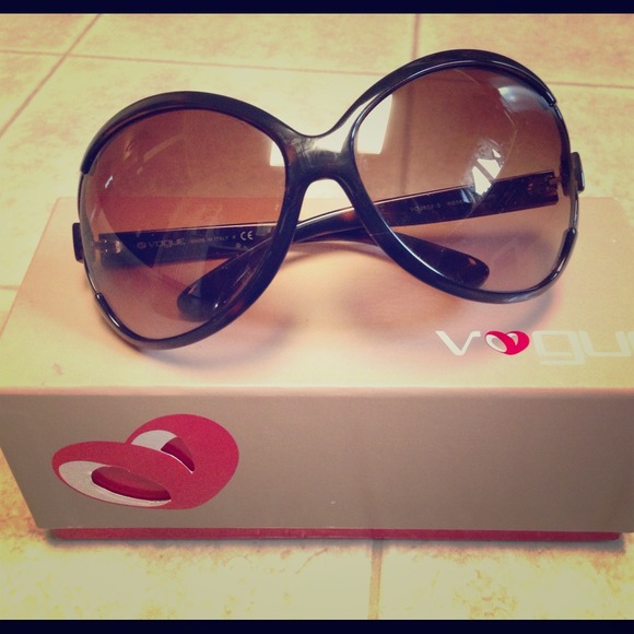 ✂PRICE CUT✂VOGUE sunglasses & box great condition!