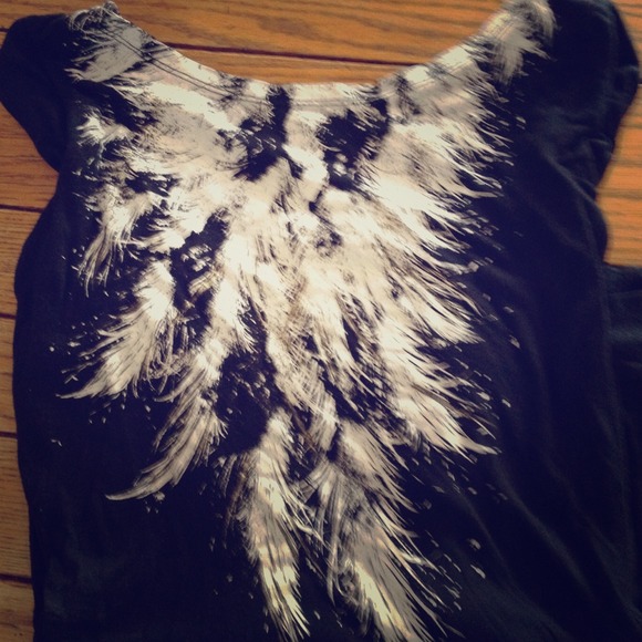 📍📍SOLD📍📍Miley Cyrus blck angel wing "t" sz lg