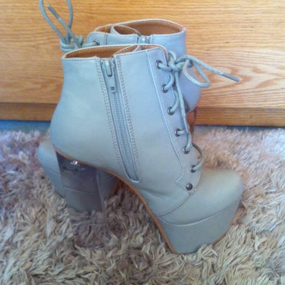 Heels - Picture 3 of 4