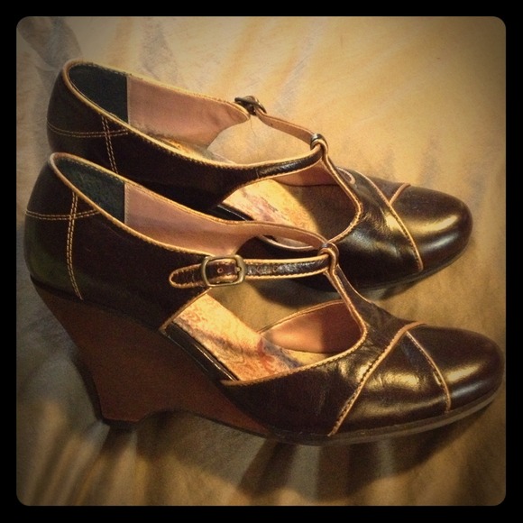 🚩SOLD in bundle... leather wedge with wooden heel