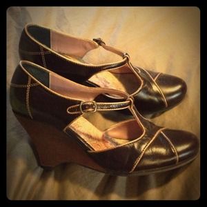 🚩SOLD in bundle... leather wedge with wooden heel