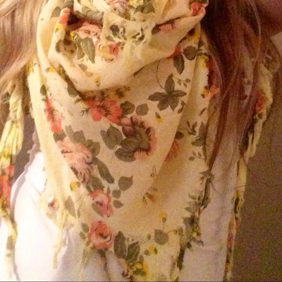 ❤❤SOLD in bundle❤❤Floral print summer scarf <3 - Picture 2 of 3