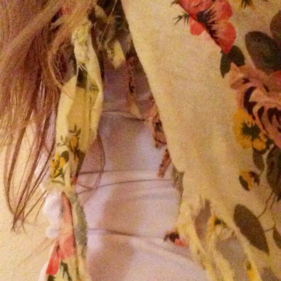 ❤❤SOLD in bundle❤❤Floral print summer scarf <3 - Picture 3 of 3
