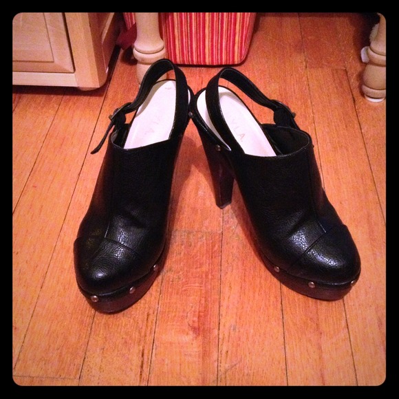 Slightly worn heal size is about 4 to 5 inches