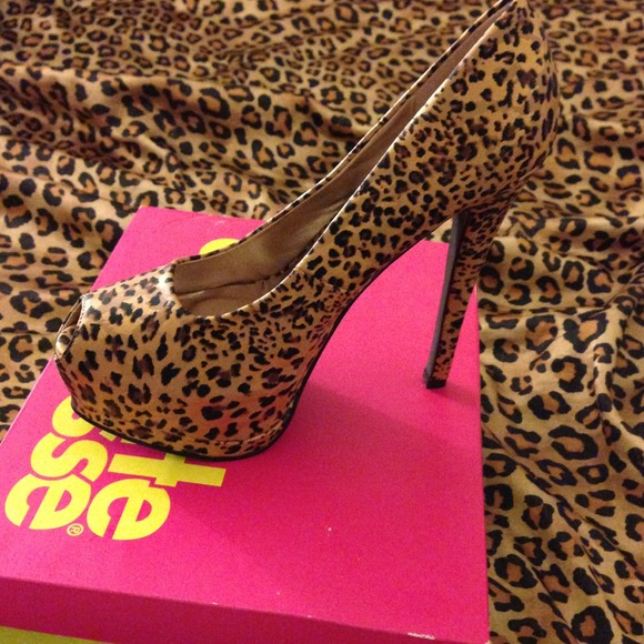 Peep toe Heels For my cheetah lovers! - Picture 2 of 3