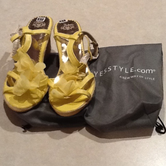 Yellow wedges - Picture 2 of 2