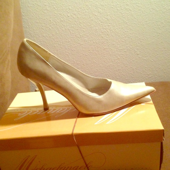 Badge stiletto pumps size 8