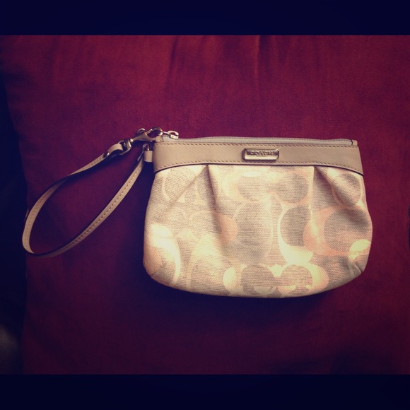 ⛔No longer available⛔Coach clutch/wristlet-authe
