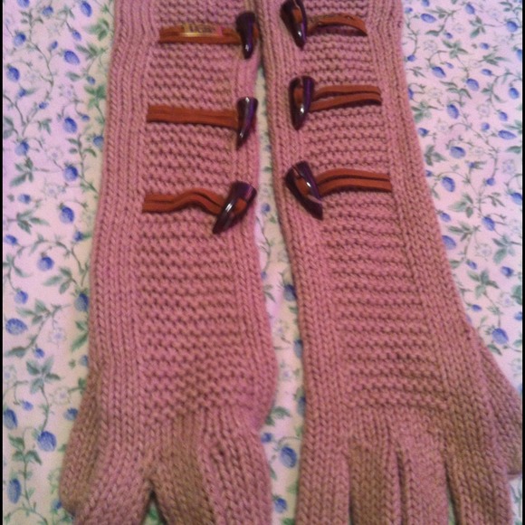 Two pairs of ugg$ gloves - Picture 1 of 4