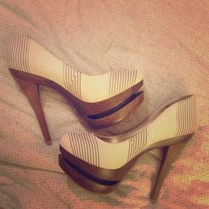 JESSICA SIMPSON PLATFORM HEELS