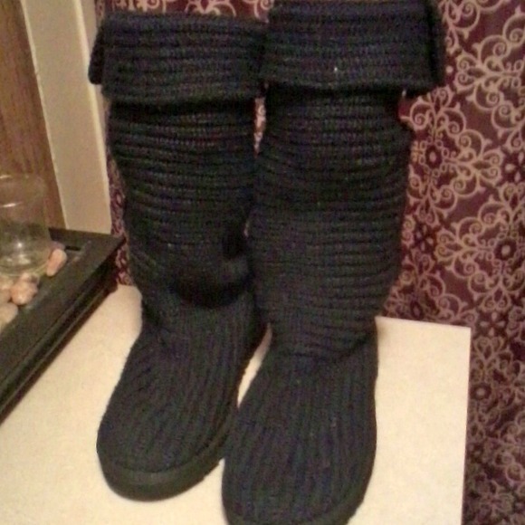 Slouchy Authentic Uggs - Picture 2 of 4
