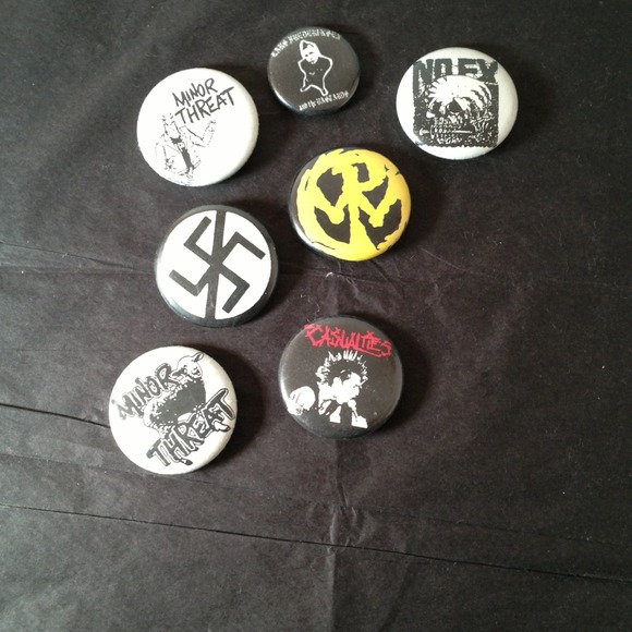 ⛔Sold⛔Lot of punk rock band buttons. - Picture 1 of 2