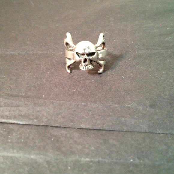 ⛔Sold⛔sliver skull and cross bones ring - Picture 1 of 3