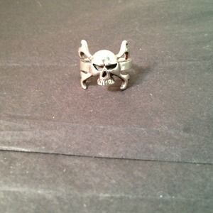 ⛔Sold⛔sliver skull and cross bones ring