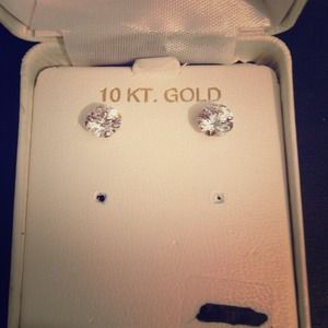 10 KT. Gold Swarovski Zirconia earrings