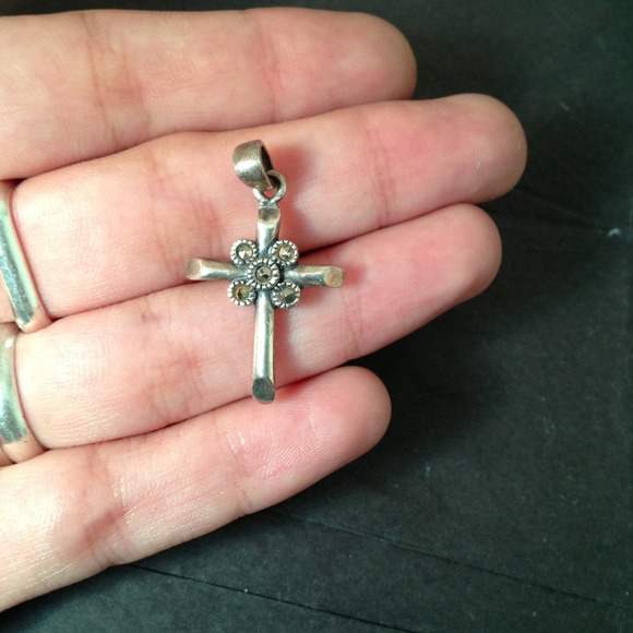 ⛔Sold⛔Sterling sliver cross missing one stone - Picture 3 of 3